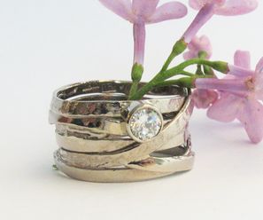 Bred tagliatelle-ring med grov yta vitguld, diamant